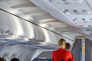 Hosteslerin Uçuş Esnasında Kullandığı Aksesuarlar