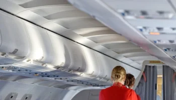 Hosteslerin Uçuş Esnasında Kullandığı Aksesuarlar