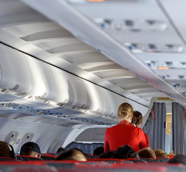 Hosteslerin Uçuş Esnasında Kullandığı Aksesuarlar Hosteslerin Uçuş Esnasında Kullandığı Aksesuarlar