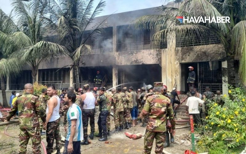 bangladeste askeri egitim ucagi okula dustu 18 kisi hayatini kaybetti