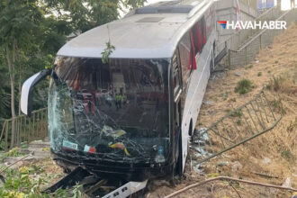 havacilik personelini tasiyan otobus sarampole dustu 8 yarali z8a43EDK