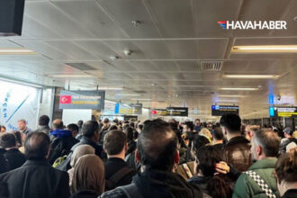 turkiye genelinde havalimanlarinda polnet arizasi pasaport kuyruklari uzadi RfwC4URv