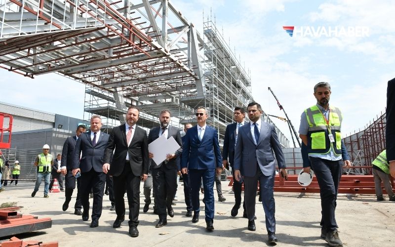 savunma sanayii baskani haluk gorgun sabiha gokcen havalimaninda terminal 2yi inceledi cYKrP8HD