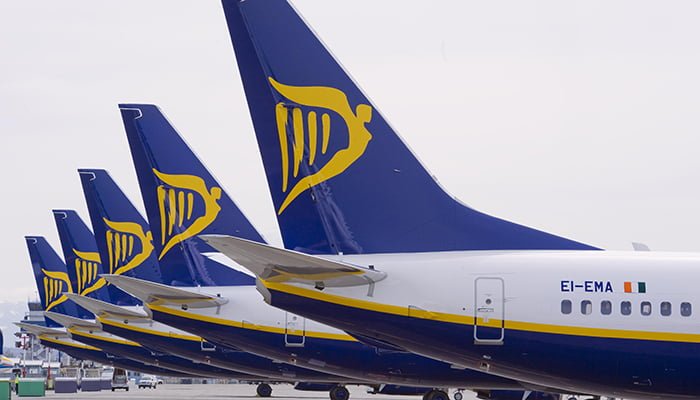 ryanair ucaginda saskinlik yolcular pasaportlarini yedi ucak parise acil inis yapti REpQ1si8